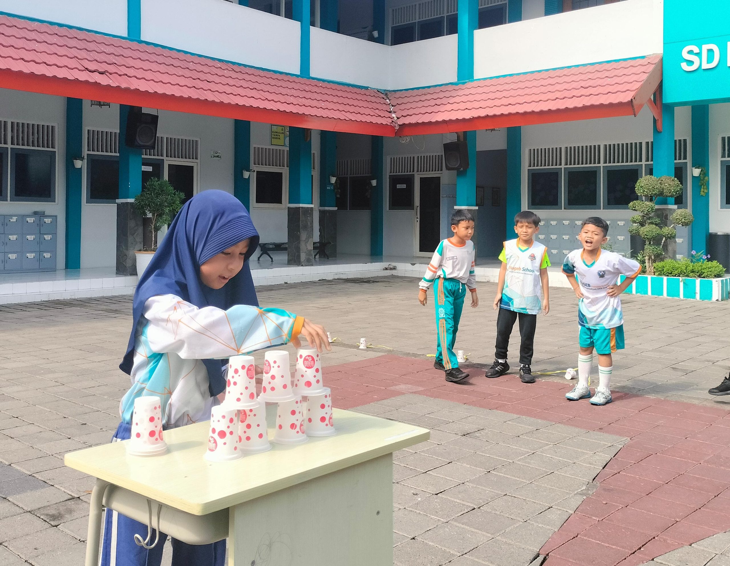 Siswa SD Muhammadiyah 1 GKB Gresik (Mugeb Primary School) beradu ketangkasan dalam lima permainan Kids Warrior saat Class Meeting hari pertama, melepas penat pasca-Sumatif Akhir Semester I.