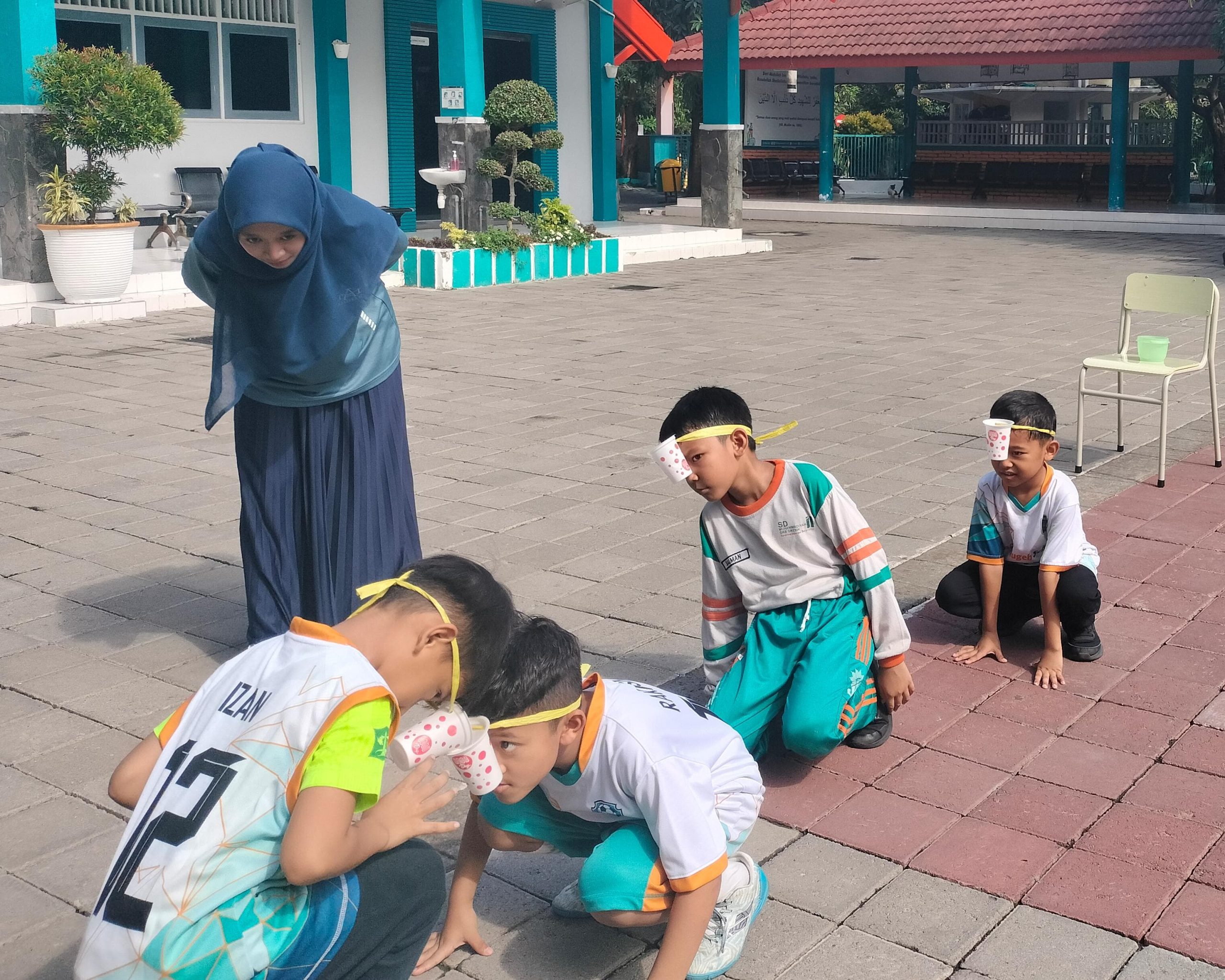 Siswa SD Muhammadiyah 1 GKB Gresik (Mugeb Primary School) beradu ketangkasan dalam lima permainan Kids Warrior saat Class Meeting hari pertama, melepas penat pasca-Sumatif Akhir Semester I.