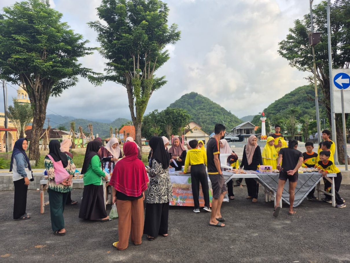 Entrepreneur Day Berdimensi Sosial: Murid SD Muhammadiyah 1 Bawean Galang Dana Kemanusiaan