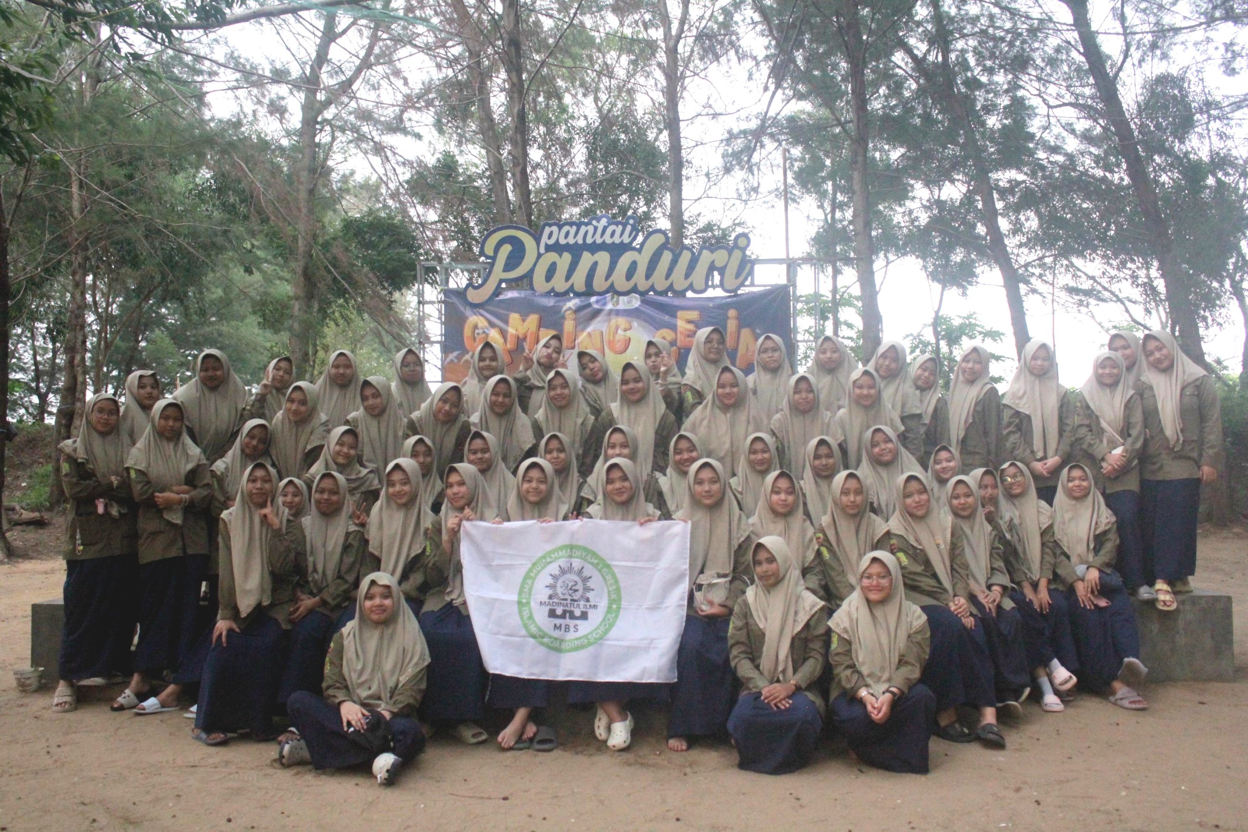 Belajar di Alam Terbuka, Santriwati MBS Madinatul Ilmi Kamping Ceria di Pantai Panduri