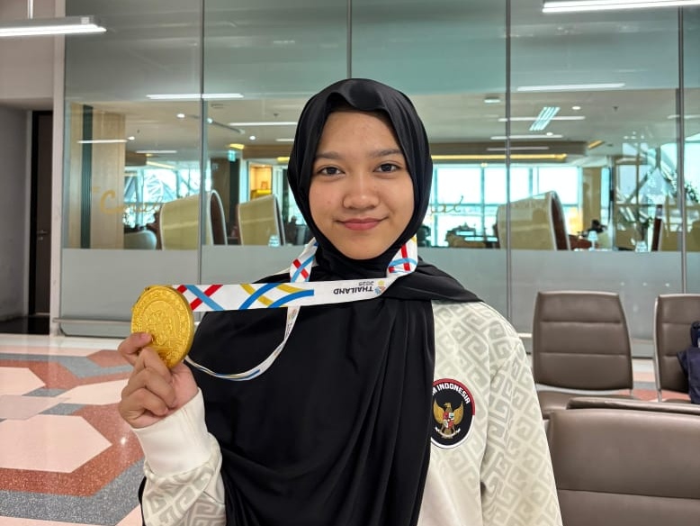 Dari Panjat Pagar ke Podium Tertinggi SEA Games, Kisah Medali Emas Siswi Smamsatu Gresik