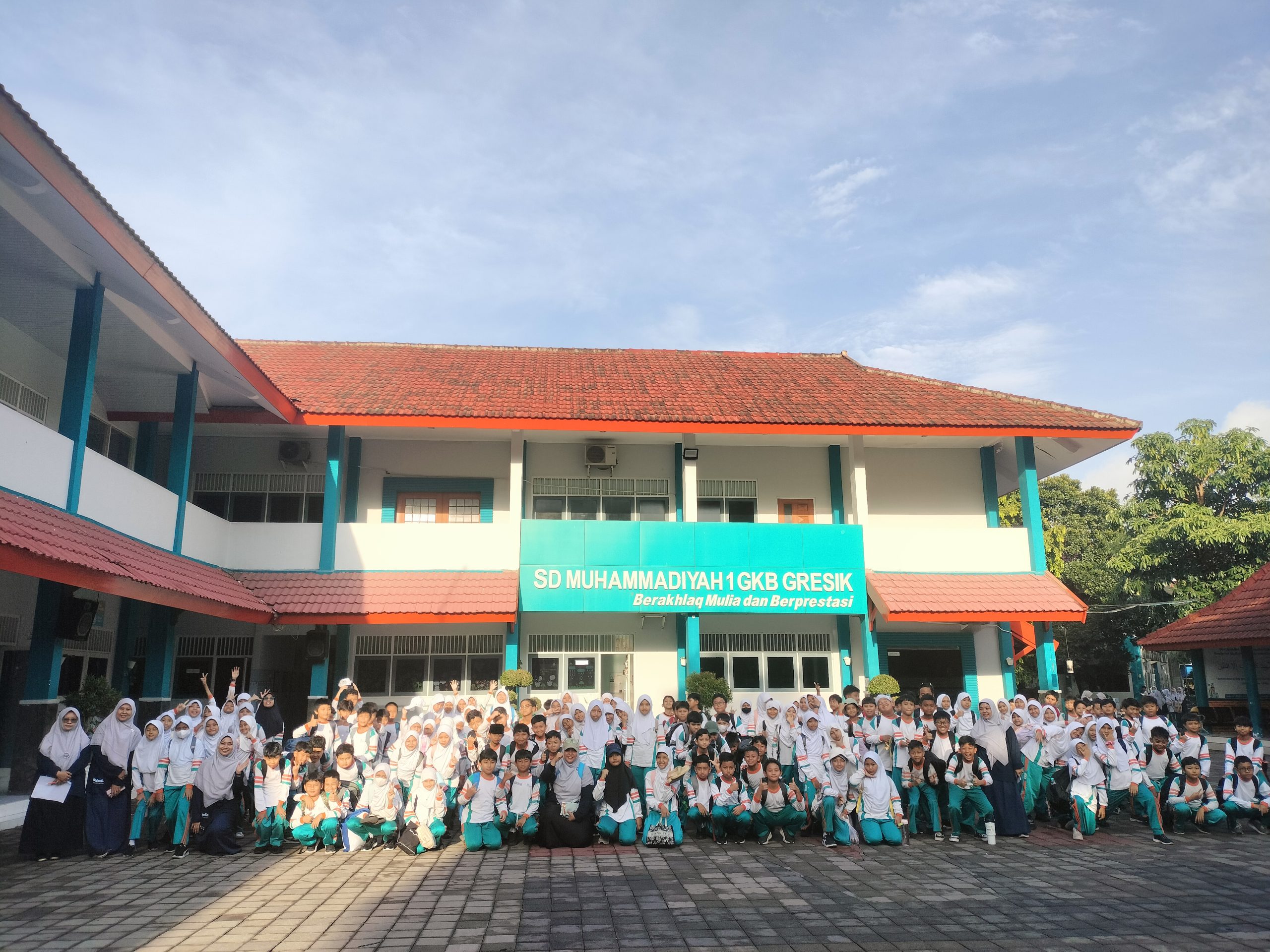 Ratusan siswa kelas V SD Muhammadiyah 1 GKB Gresik mengikuti Spiritual Live In 2025 di lima desa. Mereka belajar rendah hati, berzikir, dan berbaur dengan masyarakat setempat.