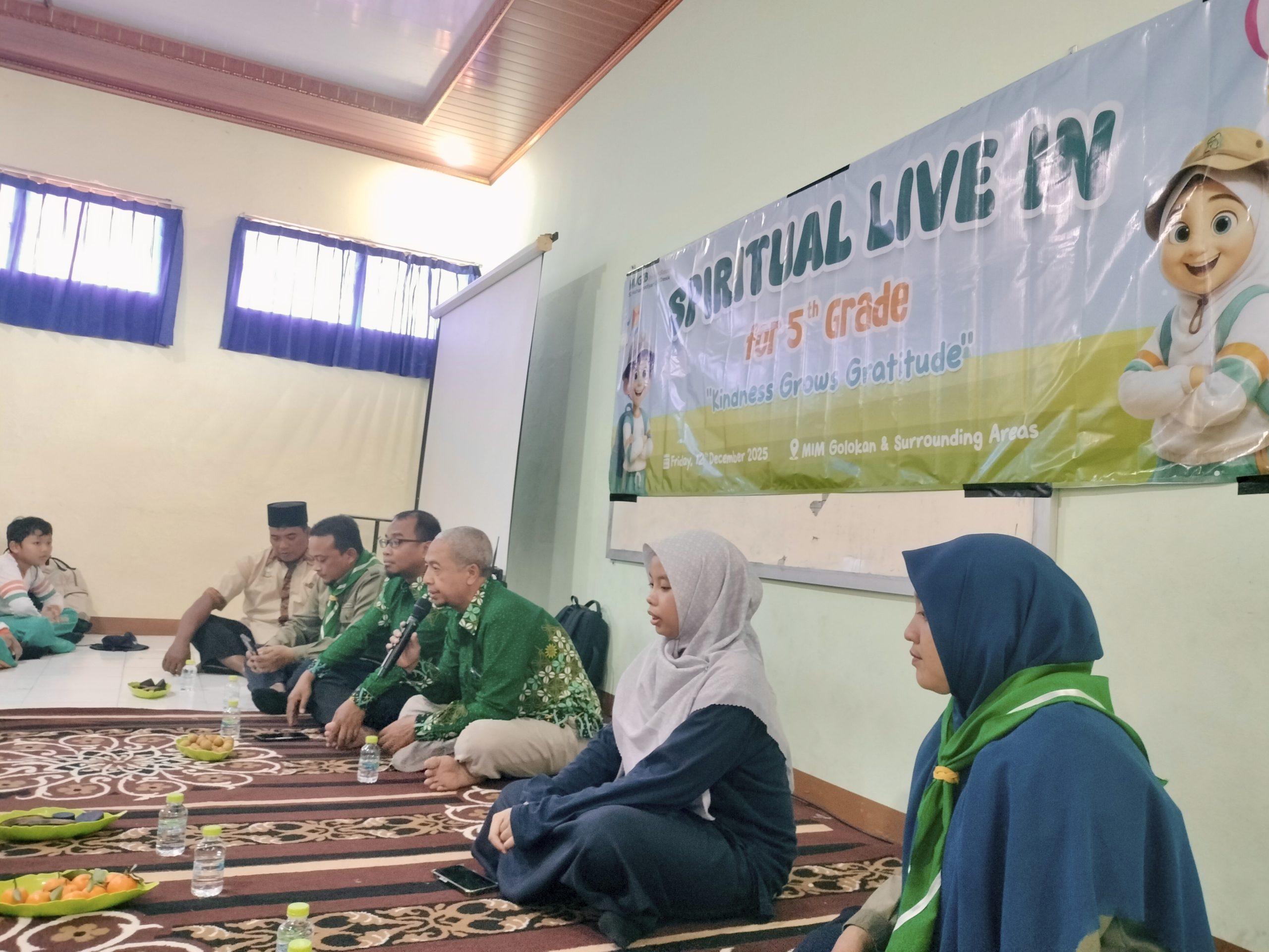 Siswa SD Muhammadiyah 1 GKB Gresik mengikuti Spiritual Live In di MIM Golokan. Di Golokan Kota Bolet alias "GKB" itu, mereka merasakan pengalaman memetik jeruk, merawat jenazah, dan menyusun makrame.