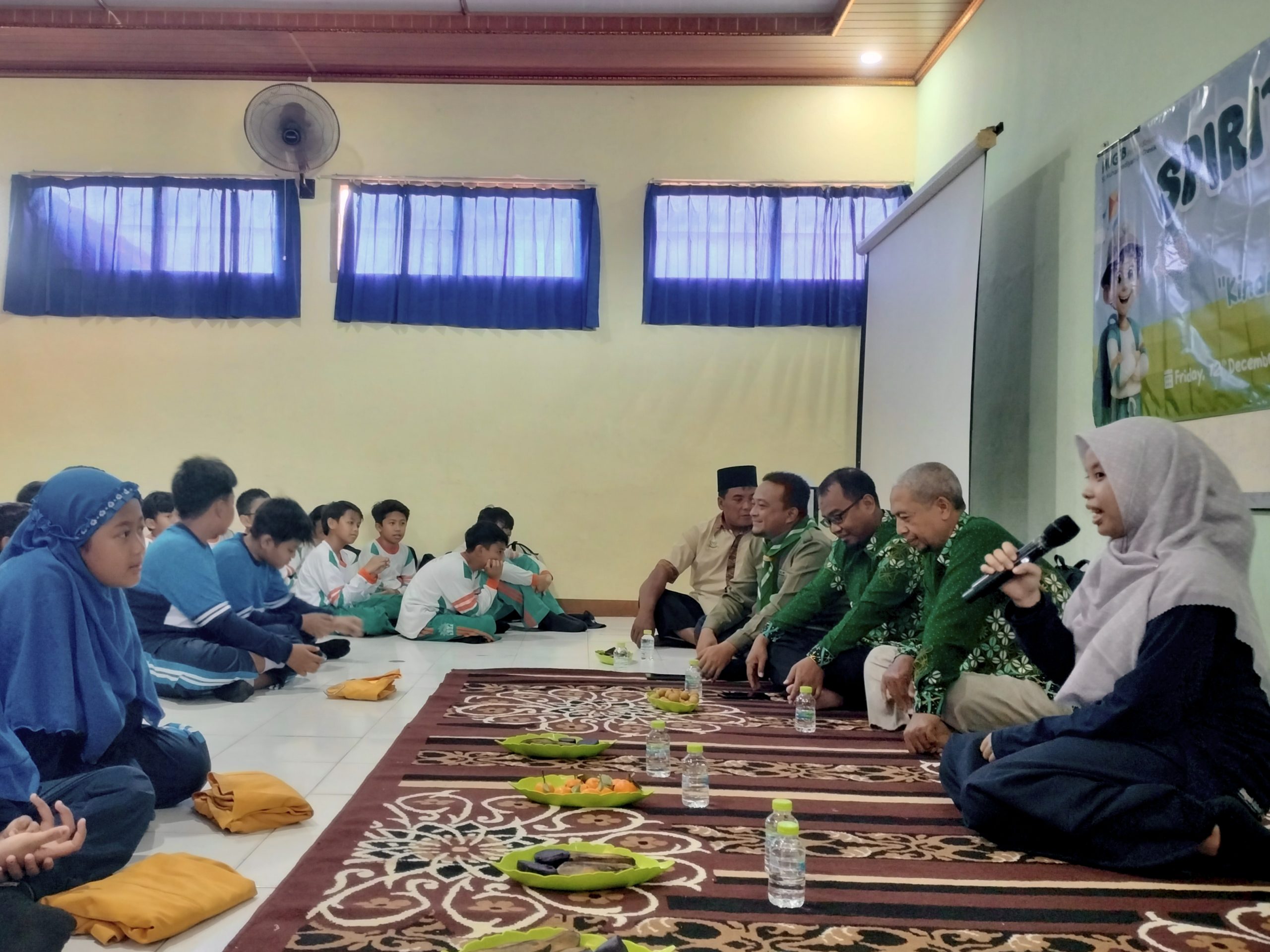 Siswa SD Muhammadiyah 1 GKB Gresik mengikuti Spiritual Live In di MIM Golokan. Di Golokan Kota Bolet alias "GKB" itu, mereka merasakan pengalaman memetik jeruk, merawat jenazah, dan menyusun makrame.