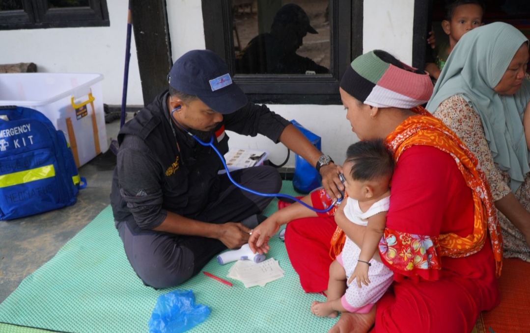 Dua pekan terisolasi, EMT Muhammadiyah akhirnya bisa menembus Dusun Benteng Kecamatan Batang Toru Kabupaten Tapanuli Selatan. Perjalanan menuju dusun ini memerlukan kehati-hatian tinggi karena kondisi jalan yang rusak parah akibat longsor