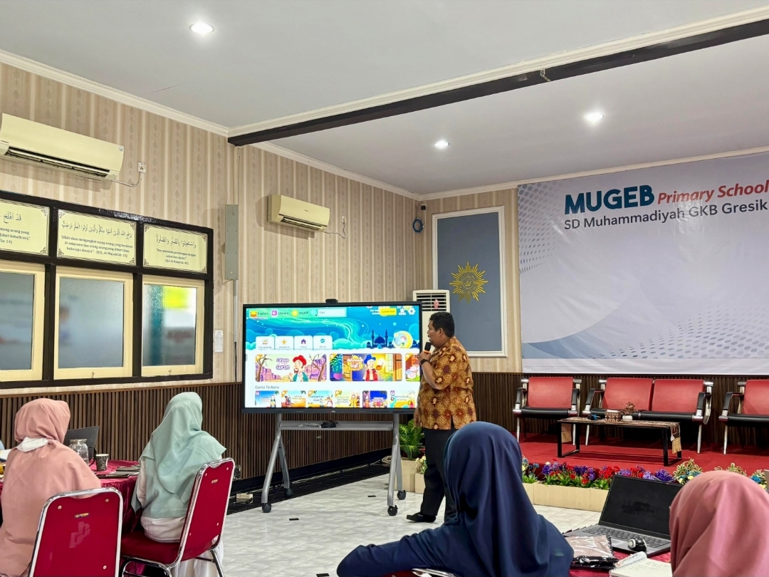 In House Training Mugeb Primary School mendorong guru menjadi pendidik adaptif melalui digitalisasi pembelajaran, penggunaan papan interaktif, dan pengembangan bahan ajar inovatif demi menghadapi tantangan global.