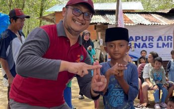 EMT Muhammadiyah layani khitan tiga anak korban bencana di Batang Toru Kabupaten Tapanuli Selatan. Rencananya khitan dilakukan setelah panen. Tapi banjir bandang menghancurkan ladang para penyintas. EMT wujudkan harapan itu