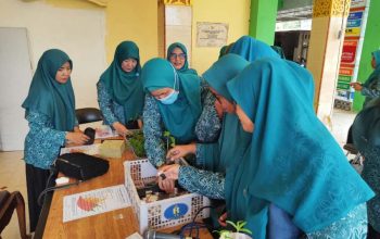 Gerakan hijau di Desa Sidomulyo, Kecamatan Sidayu, Gresik, dengan menanam cabai dan sayuran mulai berlangsung Jumat (28/11/2025).