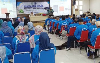 Putaran tawaf di Ka’bah yang arahnya berlawanan dengan jarum jam dijelaskan oleh Dr. Ir. Jamaaluddin, MM, Cht, CI, di acara manasik haji di Aula Mas Mansyur Universitas Muhammadiyah Sidoarjo (Umsida).