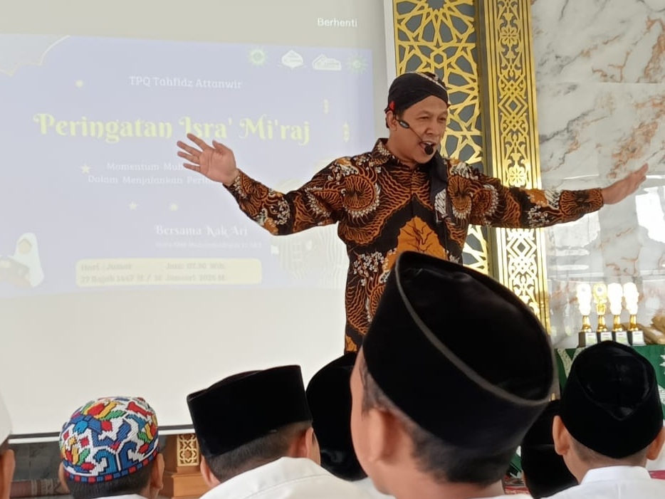 Kak Ari dan Paijo Hidupkan Isra Mikraj di TPQ At-Tanwir