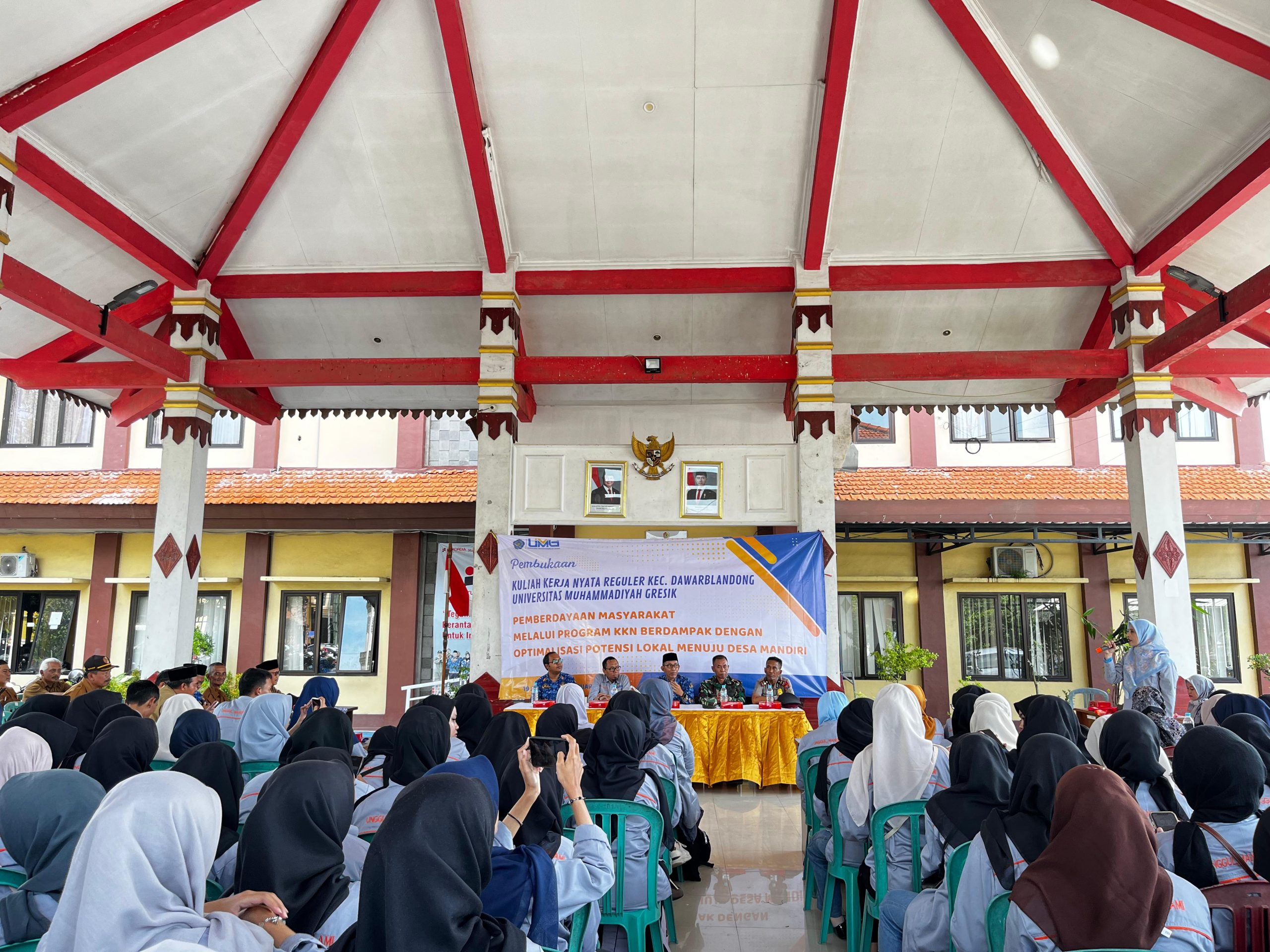 Mahasiswa KKN Reguler Universitas Muhammadiyah Gresik resmi mengabdi di Dawarblandong untuk mengoptimalkan potensi lokal melalui pemberdayaan masyarakat demi mewujudkan kemandirian desa yang berkelanjutan dan berdaya saing.
