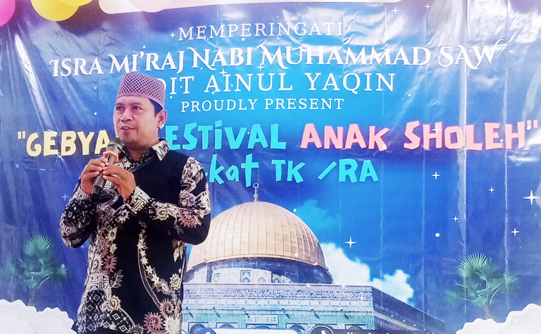 Yayasan Ainul Yaqin Prambon melestarikan warisan dakwah Sunan Giri melalui pendidikan gratis dan pemberdayaan ekonomi masyarakat, merawat nilai luhur leluhur di tepian Sungai Prayogo Sidoarjo.