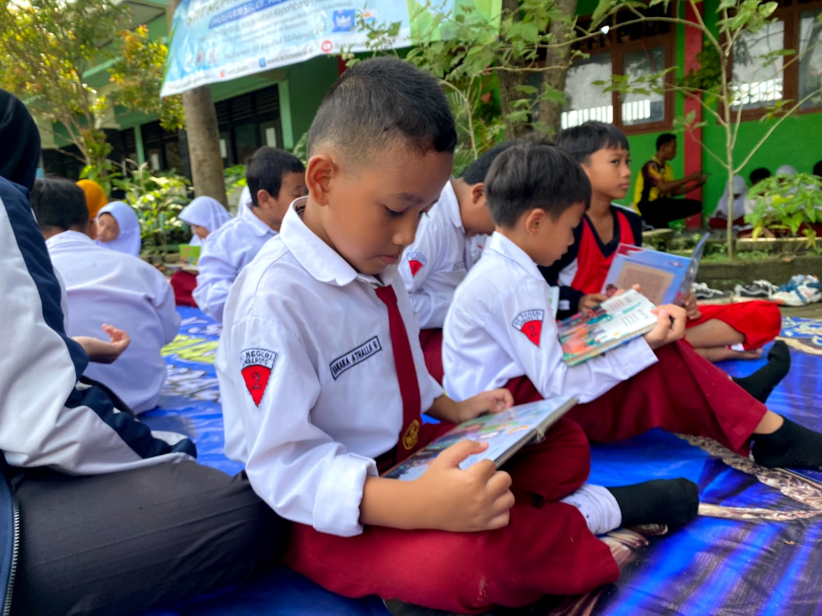 Bersama Dinas Perpustakaan, KKN STIT Muhammadiyah Bojonegoro Gelar Perpustakaan Keliling di Sumberoto