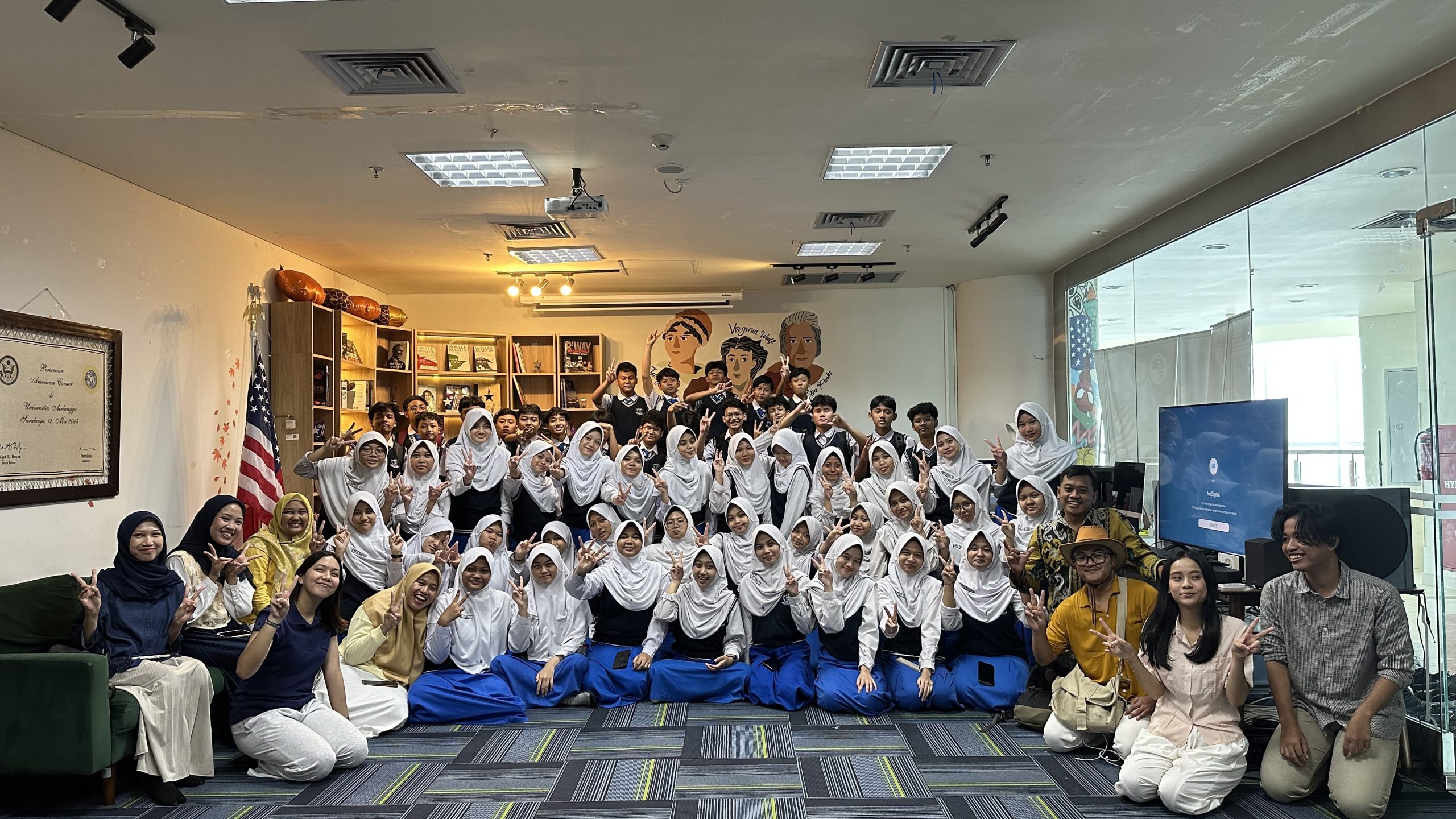 Siswa Program Internasional Spemduta Serap Wawasan Global di American Corner Unair