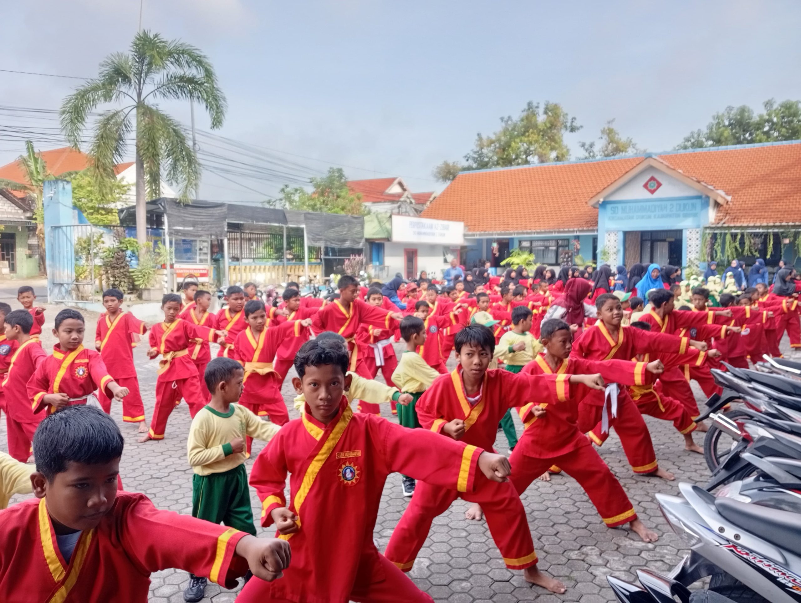 Sinergi SD Mutu Dukun dan TK Aisyiyah 10 hadirkan sosialisasi interaktif melalui teknologi IFPD dan kreativitas seru untuk mencetak generasi berakhlak mulia sejak dini di Gresik.
