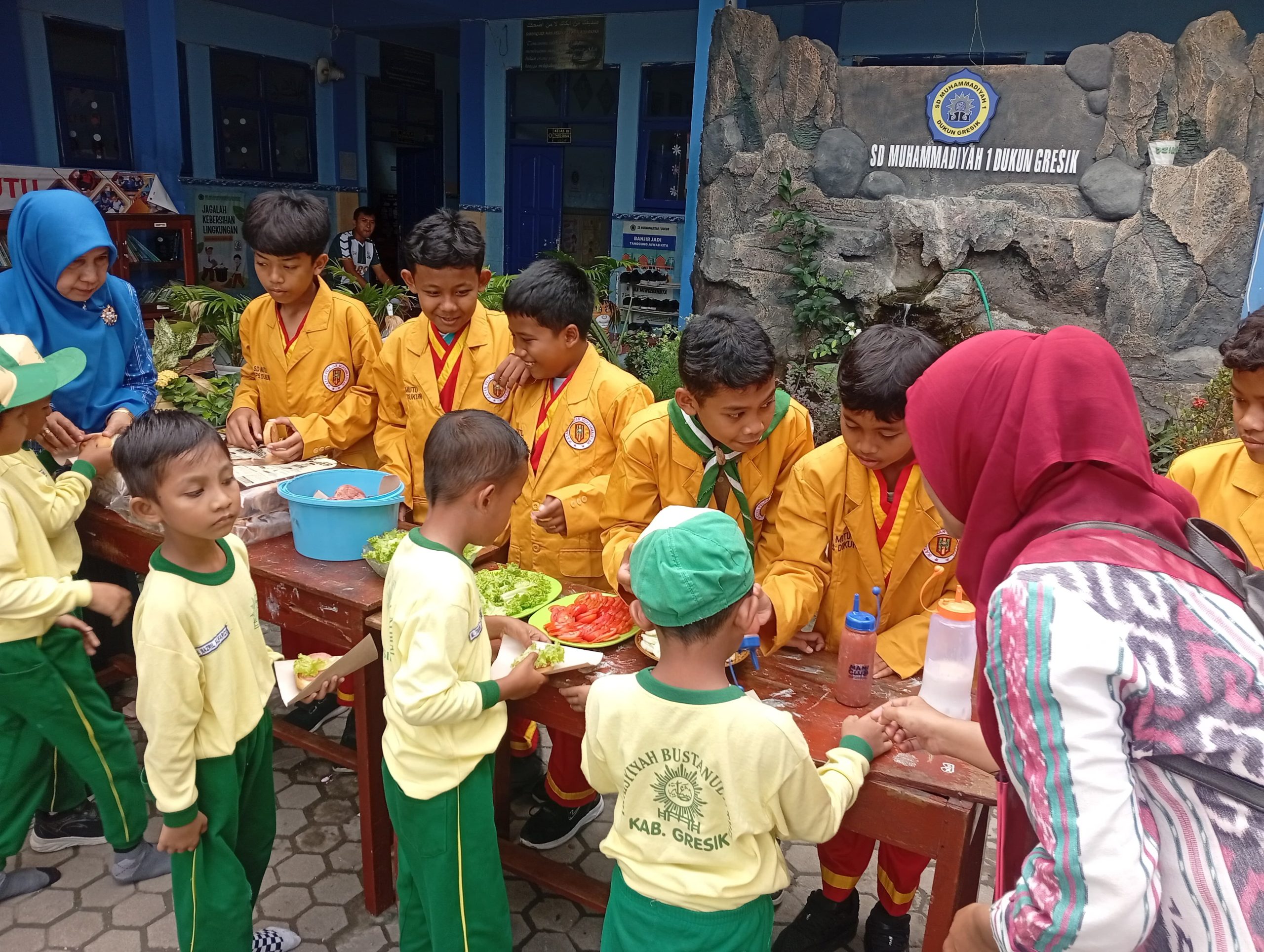 Sinergi SD Mutu Dukun dan TK Aisyiyah 10 hadirkan sosialisasi interaktif melalui teknologi IFPD dan kreativitas seru untuk mencetak generasi berakhlak mulia sejak dini di Gresik.