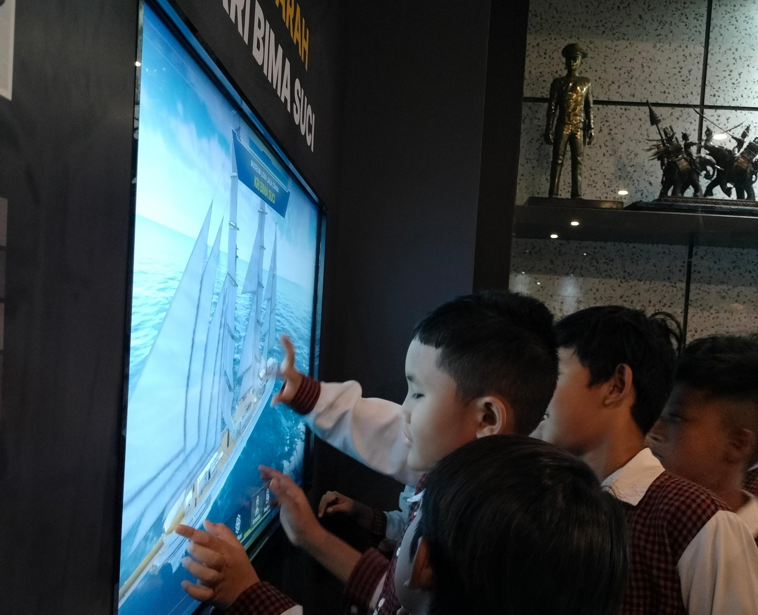 Siswa Mugeb Primary School belajar sejarah TNI AL di Museum Loka Jala Crana dan mengenal benda langit melalui proyektor langka yang hanya ada empat di Indonesia.