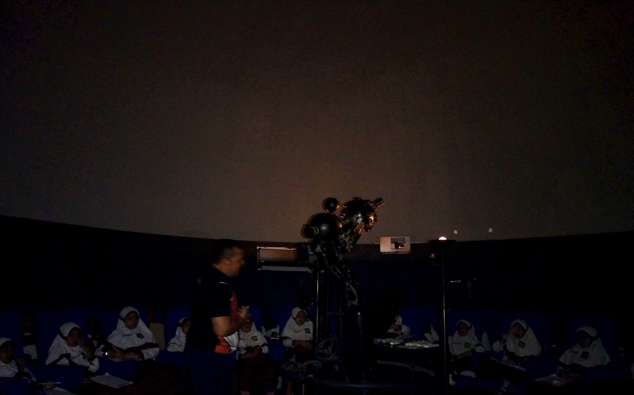 Siswa SD Mugeb belajar sejarah TNI AL di Museum Loka Jala Crana dan mengenal benda langit melalui proyektor langka yang hanya ada empat di Indonesia.