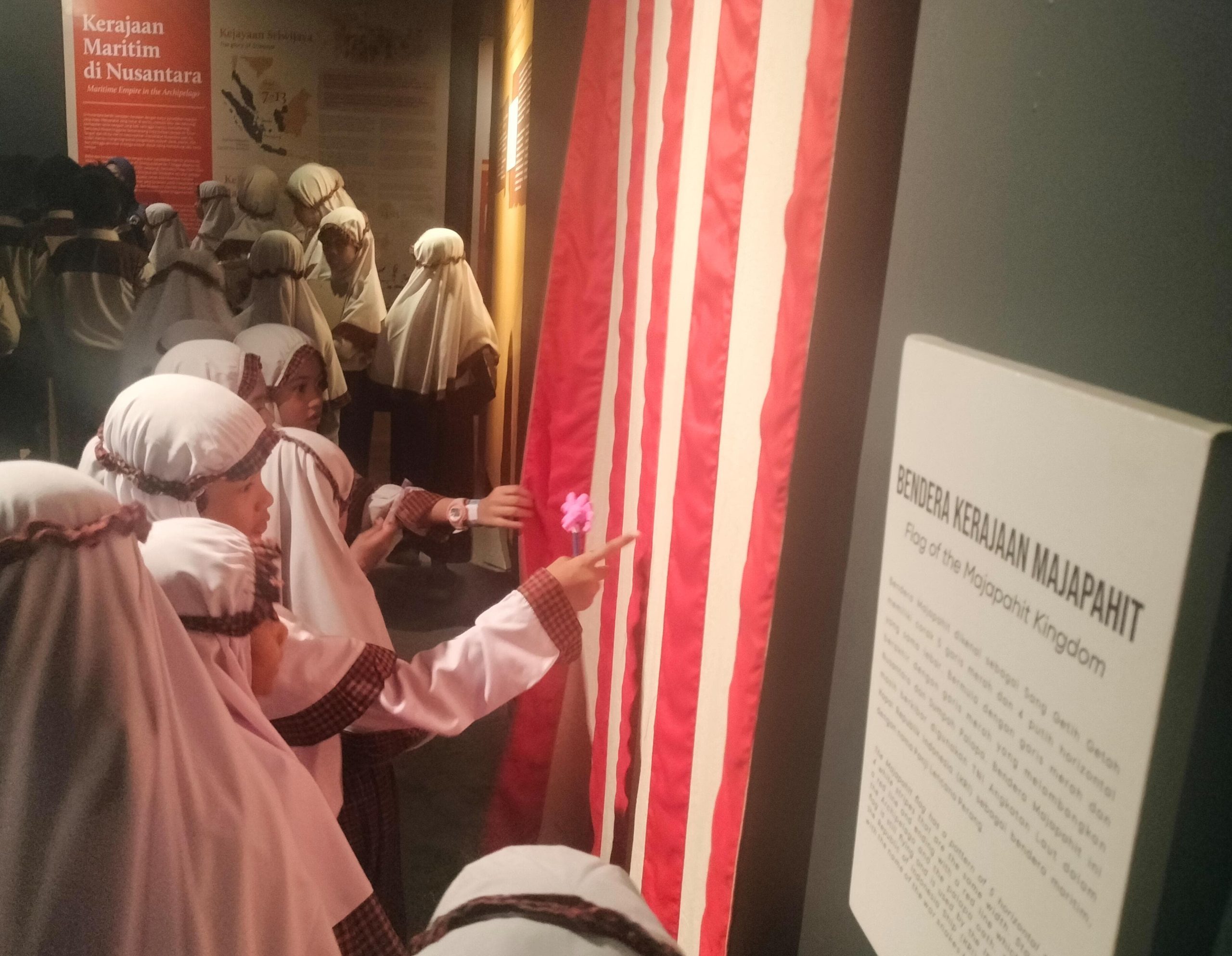 Siswa SD Muhammadiyah 1 GKB Gresik menjelajahi sejarah bahari di Museum Pusat TNI AL. Mereka menyusuri jejak kejayaan Sriwijaya hingga transformasi modern alutsista yang memukau adrenalin.