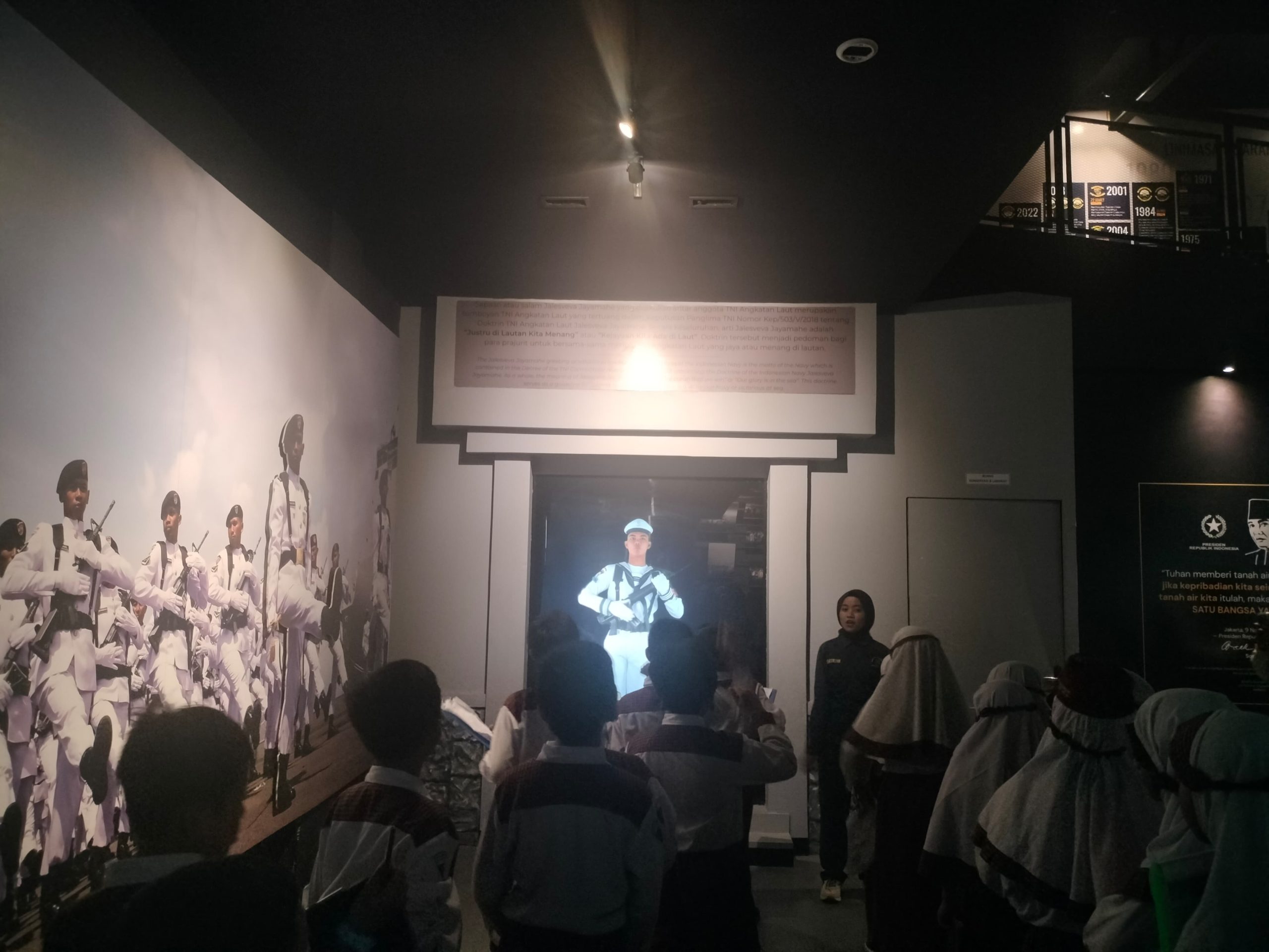 Siswa SD Muhammadiyah 1 GKB Gresik menjelajahi sejarah bahari di Museum Pusat TNI AL. Mereka menyusuri jejak kejayaan Sriwijaya hingga transformasi modern alutsista yang memukau adrenalin.