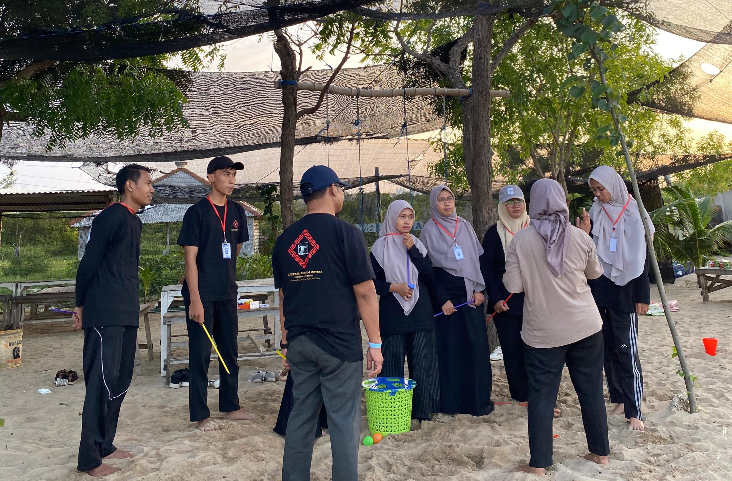 Biro Gemilang Consulting sukses menggelar program Outbound Team Building bagi karyawan PT Zam Zam Amanah di Pantai Putri Klayar guna meningkatkan soliditas, komunikasi, dan produktivitas kerja.