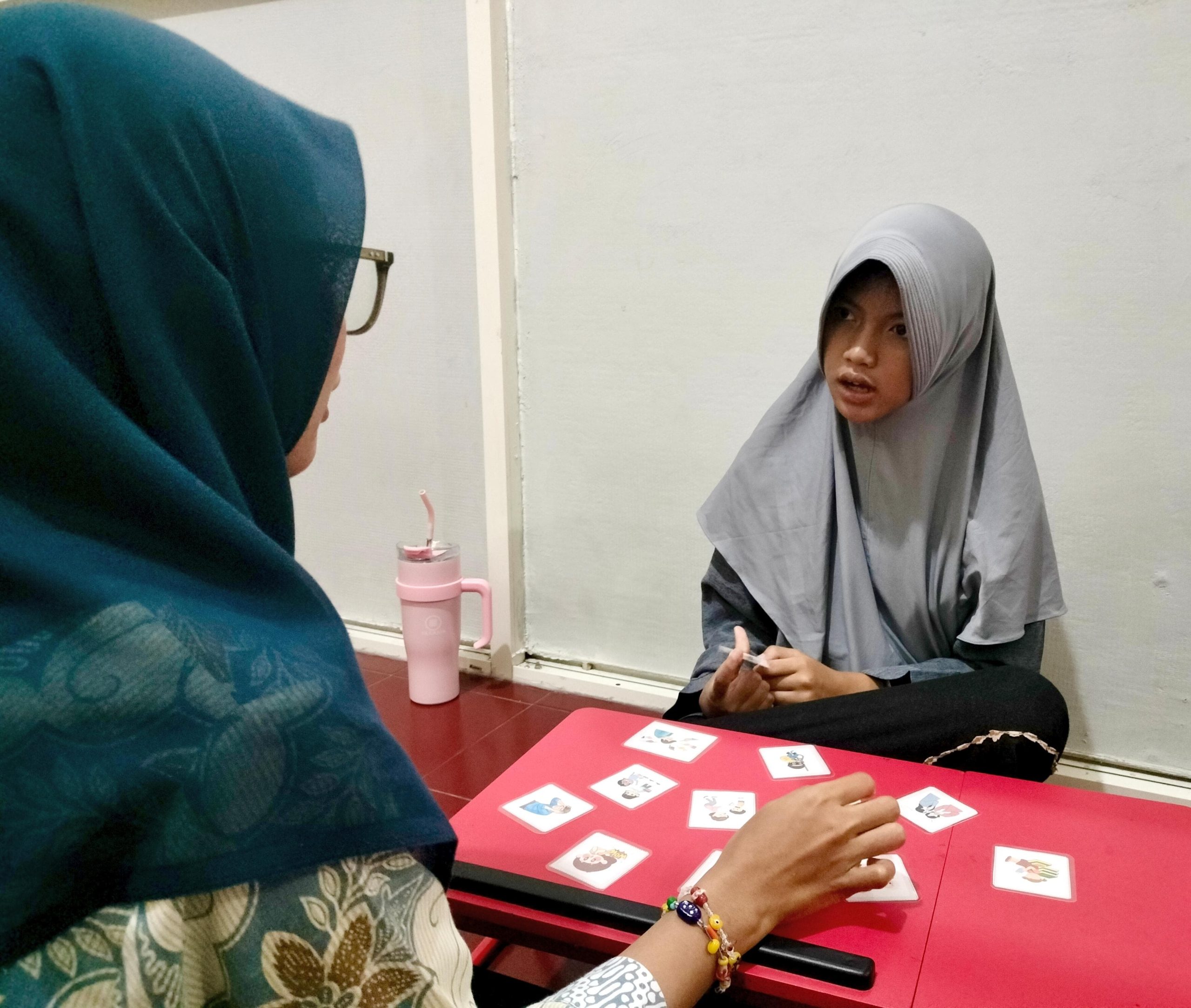 Kisah inspiratif Zahra Salsabila, Guru Pembimbing Khusus yang menciptakan media flash card inovatif berbasis storytelling untuk membantu siswi berkebutuhan khusus memahami makna konotasi dalam pelajaran Bahasa Indonesia.