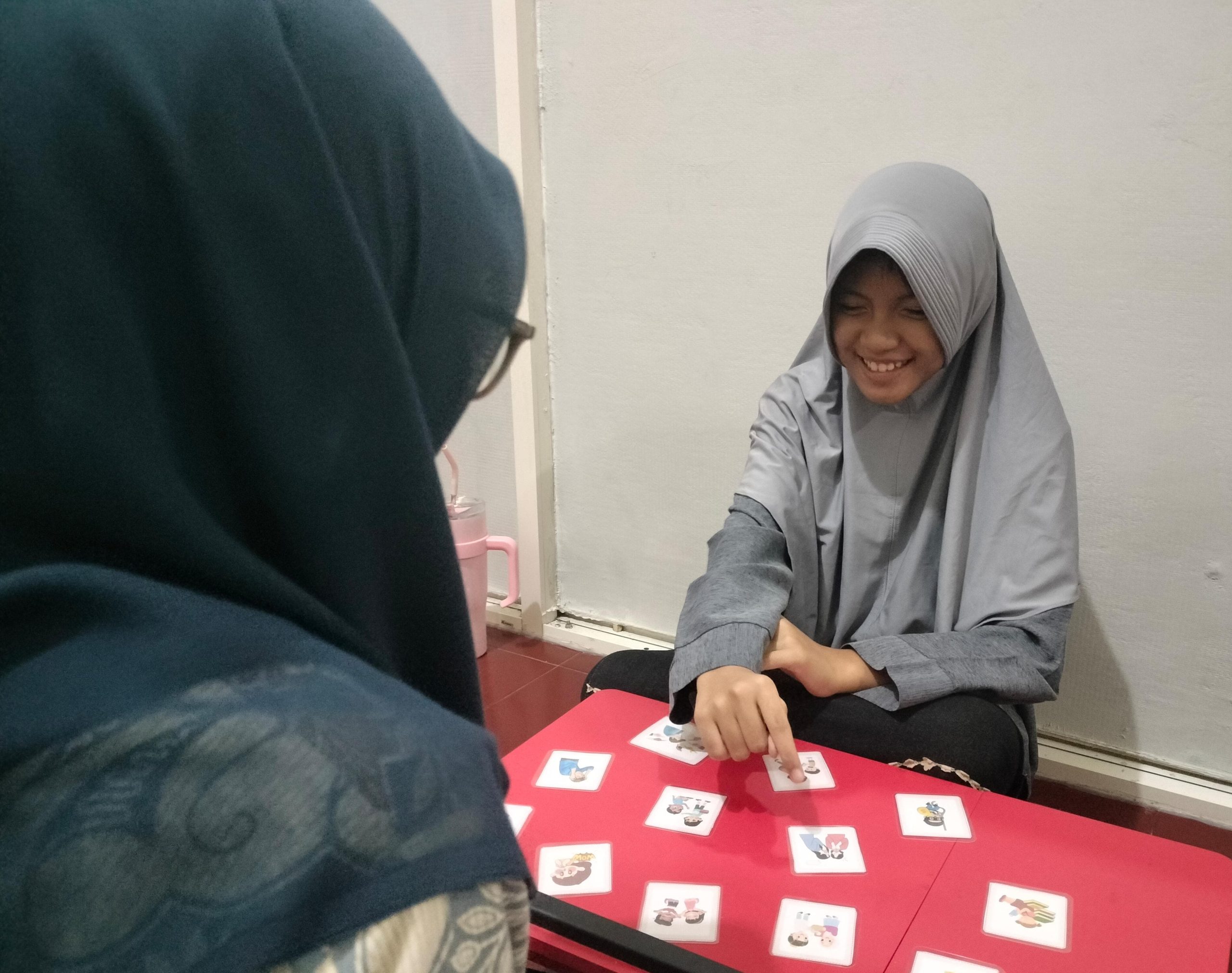 Kisah inspiratif Zahra Salsabila, Guru Pembimbing Khusus yang menciptakan media flash card inovatif berbasis storytelling untuk membantu siswi berkebutuhan khusus memahami makna konotasi dalam pelajaran Bahasa Indonesia.