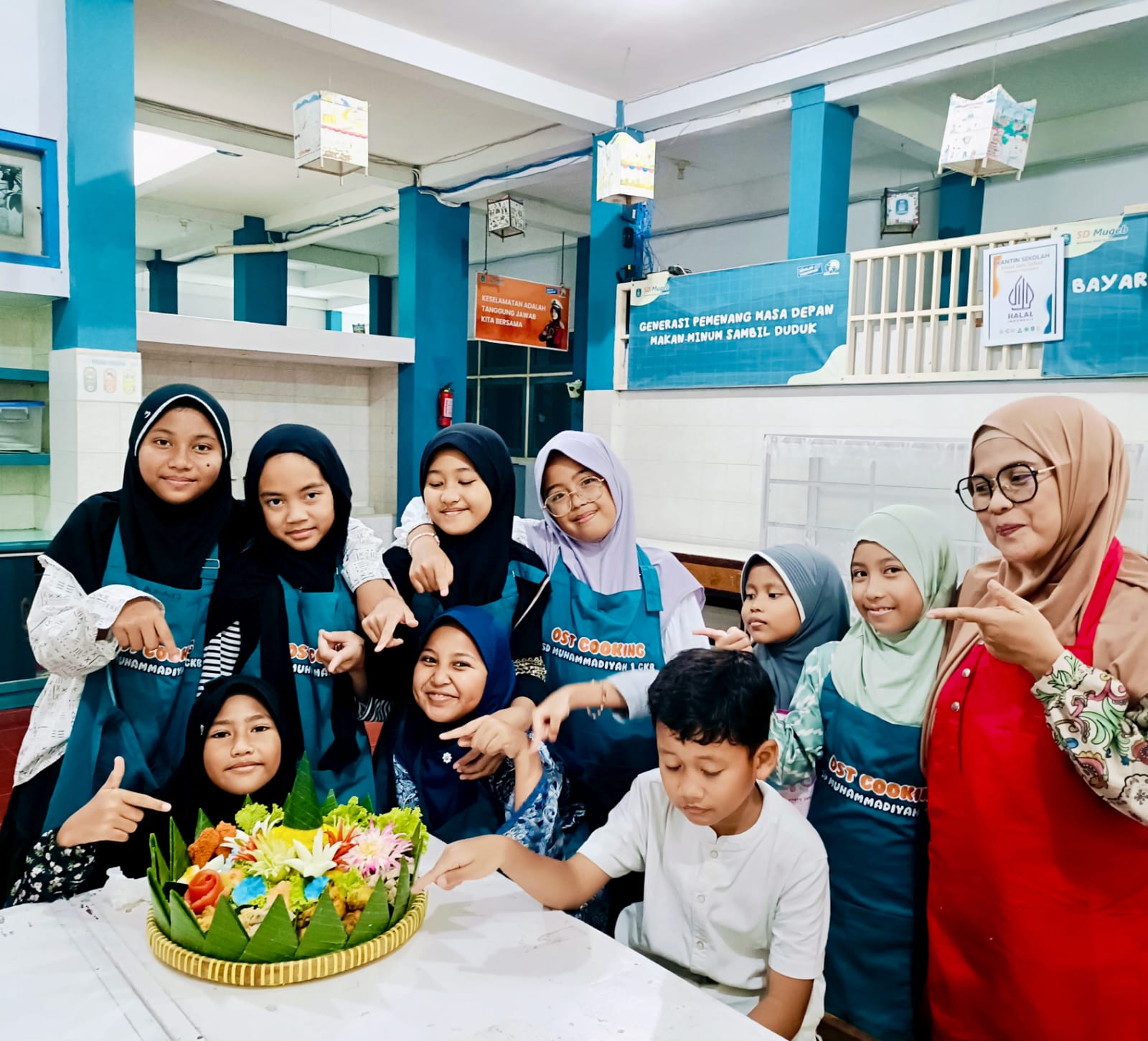 Siswa SD Muhammadiyah 1 GKB Gresik melatih ketelatenan dan kesabaran melalui teknik menghias tumpeng pakai garnish guna menciptakan sajian kuliner bernilai seni dan ekonomi tinggi.
