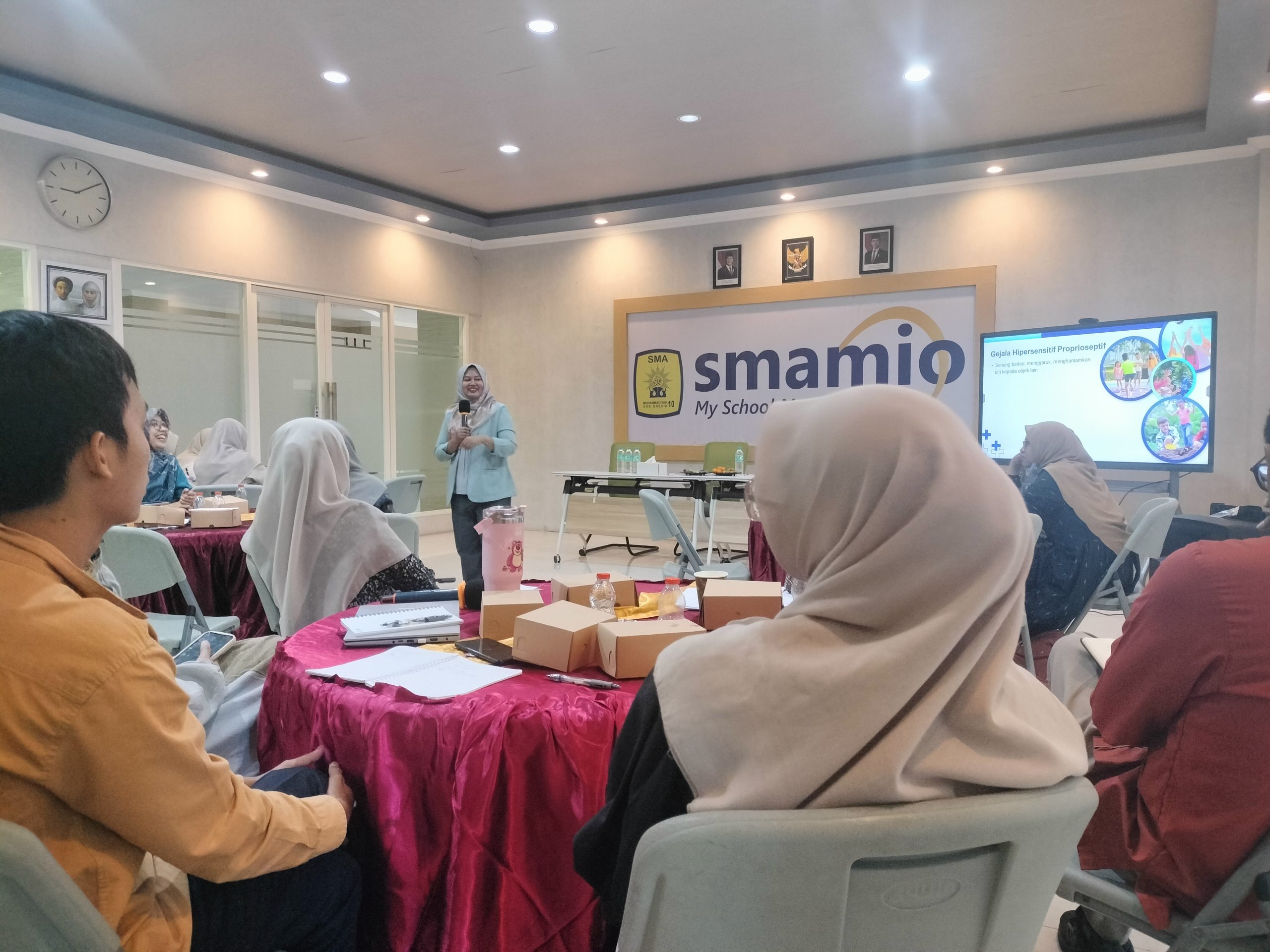 PLPK Smamio menggelar workshop stimulasi sensori integrasi bagi guru pembimbing khusus untuk mengoptimalkan perkembangan anak berkebutuhan khusus melalui pemahaman indera primer dan sekunder secara mendalam.