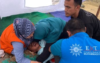 Khitan 13 anak di Batang Toru - Tapanuli Selatan, EMT Muhammadiyah berikan layanan spesifik saat tanggap darurat. Kali ini, permintaan datang dari warga di sekitar Posyan Muhammadiyah MDA Batu Hula. Sebelumnya, 3 anak di Dusun Pulo Lubang jalani khitan