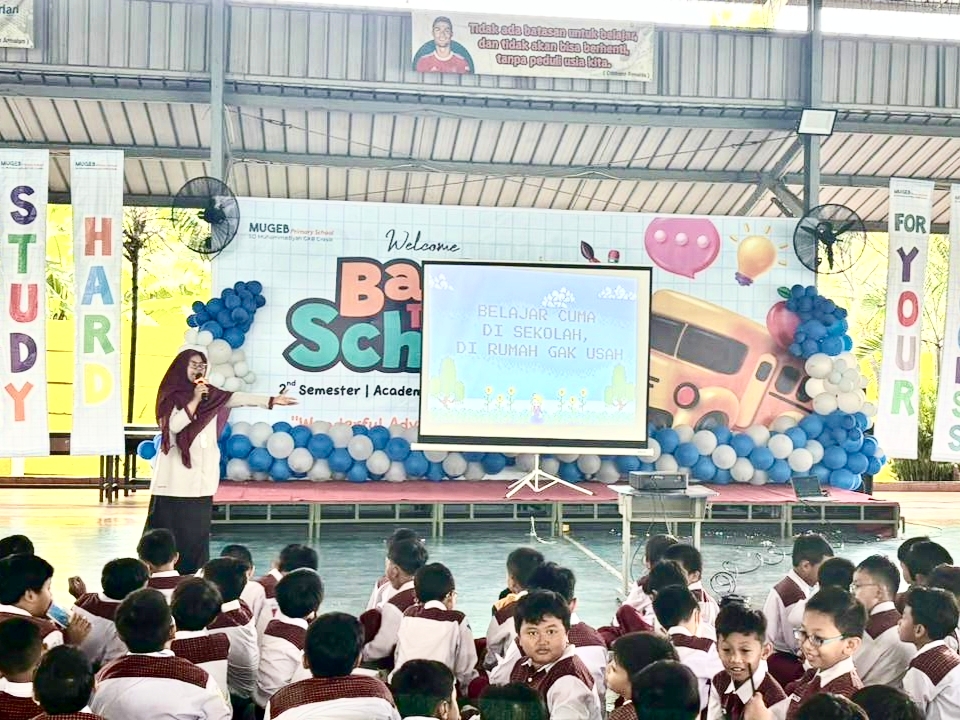 Guru Bimbingan Konseling (BK) SD Muhammadiyah 1 GKB Gresik membagikan strategi belajar menyenangkan dan edukasi adab menuntut ilmu guna memotivasi siswa kelas III dan IV mengawali semester genap dengan penuh semangat.