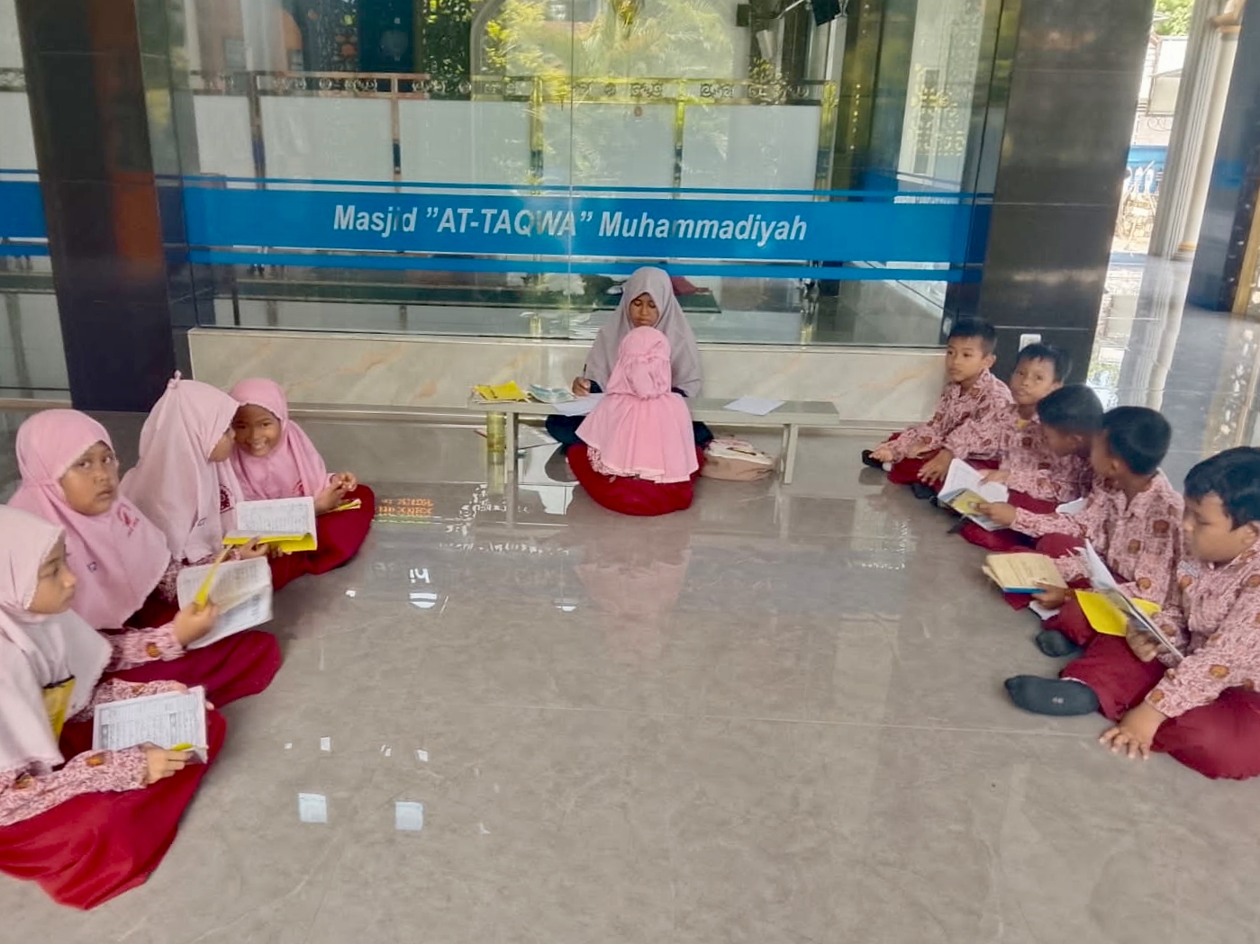 SD Muhammadiyah Melirang menggelar munaqosah hafalan Al-Qur’an sebagai syarat masuk Kelas Takhassus untuk membentuk generasi Qur’ani yang disiplin, berakhlak mulia, serta memiliki kemampuan tajwid yang mumpuni.