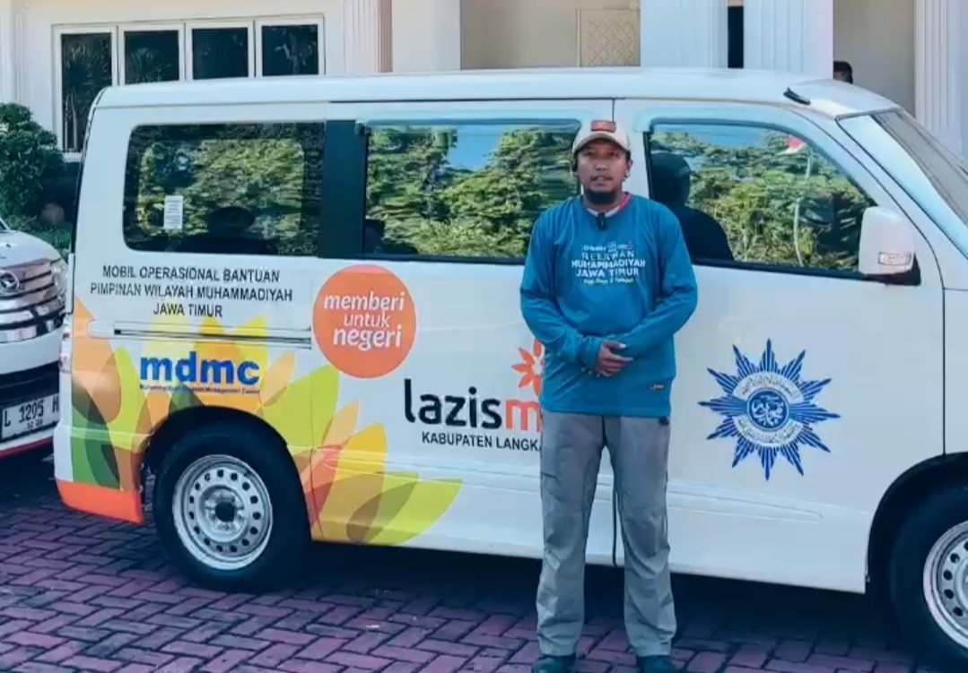 Tempuh 2700 kilometer, relawan Muhammadiyah Jatim yang mendapatkan tugas untuk mengirimkan dua unit mobil operasional bantuan PWM Jatim tiba di Langkat. Usai serah terima, mereka meluncur ke Aceh Tamiang 