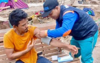 Kisah perawat Rodhiyal Amry bersama Tim Relawan Disaster Medical Committe (DMC) RS Aisyiyah Bojonegoro Jatim. Mereka hadirkan layanan kesehatan mobile untuk penyintas banjir di Aceh