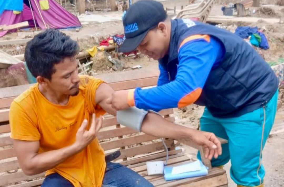 Kisah perawat Rodhiyal Amry bersama Tim Relawan Disaster Medical Committe (DMC) RS Aisyiyah Bojonegoro Jatim. Mereka hadirkan layanan kesehatan mobile untuk penyintas banjir di Aceh
