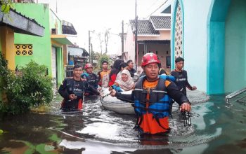 Banjir Pekalongan, relawan Muhammadiyah cepat dan sigap evakuasi warga terdampak. Relawan Muhammadiyah Pekalongan akan terus membantu warga sampai kondisi kembali normal