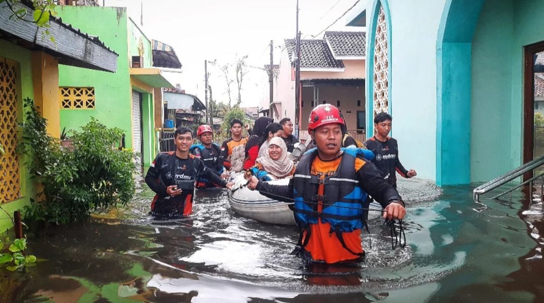 Banjir Pekalongan, relawan Muhammadiyah cepat dan sigap evakuasi warga terdampak. Relawan Muhammadiyah Pekalongan akan terus membantu warga sampai kondisi kembali normal