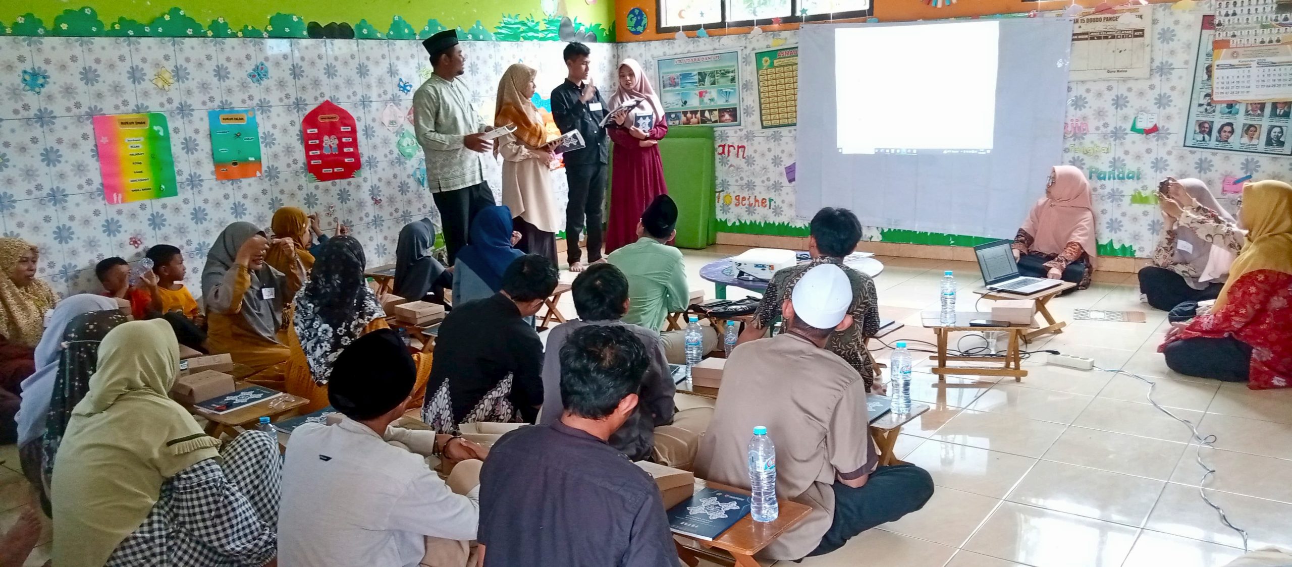 Pertemuan kedelapan mengaji isyarat di Doudo Panceng menyambut delapan belas anggota baru yang antusias mendalami Al-Qur'an, membuktikan bahwa keterbatasan fisik bukan penghalang untuk mencintai kalam Allah.