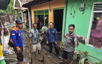 Banjir bandang Situbondo, 113 rumah guru dan siswa lembaga pendidikan Muhammadiyah terdampak. Sebanyak dua rumah guru dan 24 siswa terdampak parah dengan ketinggian air mencapai dua meter