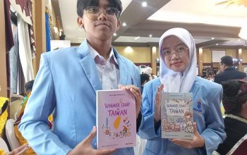 Buku Dua Bahasa diluncurkan di Milad 50 Tahun SMA Muhammadiyah 2 Sidoarjo. Berisi tulisan-tulisan reflektif tentang perjumpaan pertama dengan budaya baru, tantangan bahasa, perbedaan kebiasaan, hingga proses beradaptasi di lingkungan asing