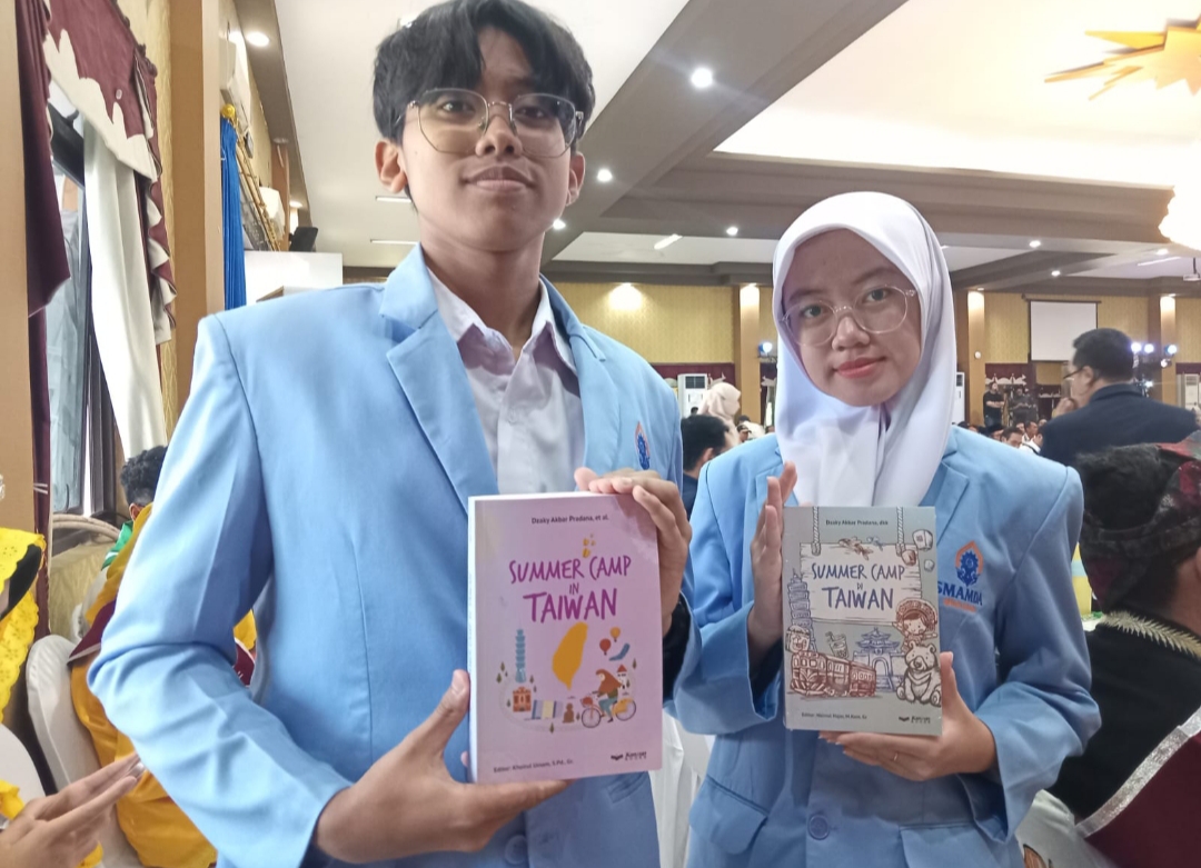 Buku Dua Bahasa Diluncurkan di Milad 50 Tahun Smamda Emas