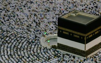 Salat dimulai dari takbiratul ihram, maknanya memutus hubungan dunia demi Allah. Diakhiri dengan salam ke kanan dan ke kiri. Salam ini adalah simbol bahwa seorang muslim harus membawa kedamaian bagi lingkungan di sekitarnya.