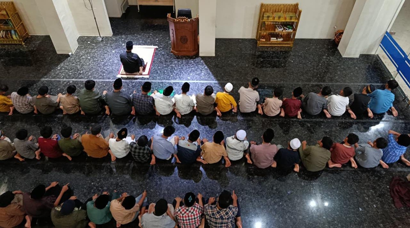 Tumbuhkan Akhlak, SD Mugres Laksanakan Qiamulail di Masjid Istimewa Ini