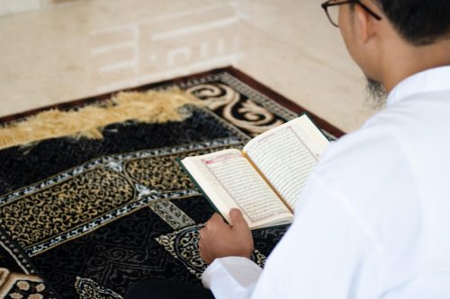 Melatih Diri agar “Ketagihan” Membaca Al-Qur’an