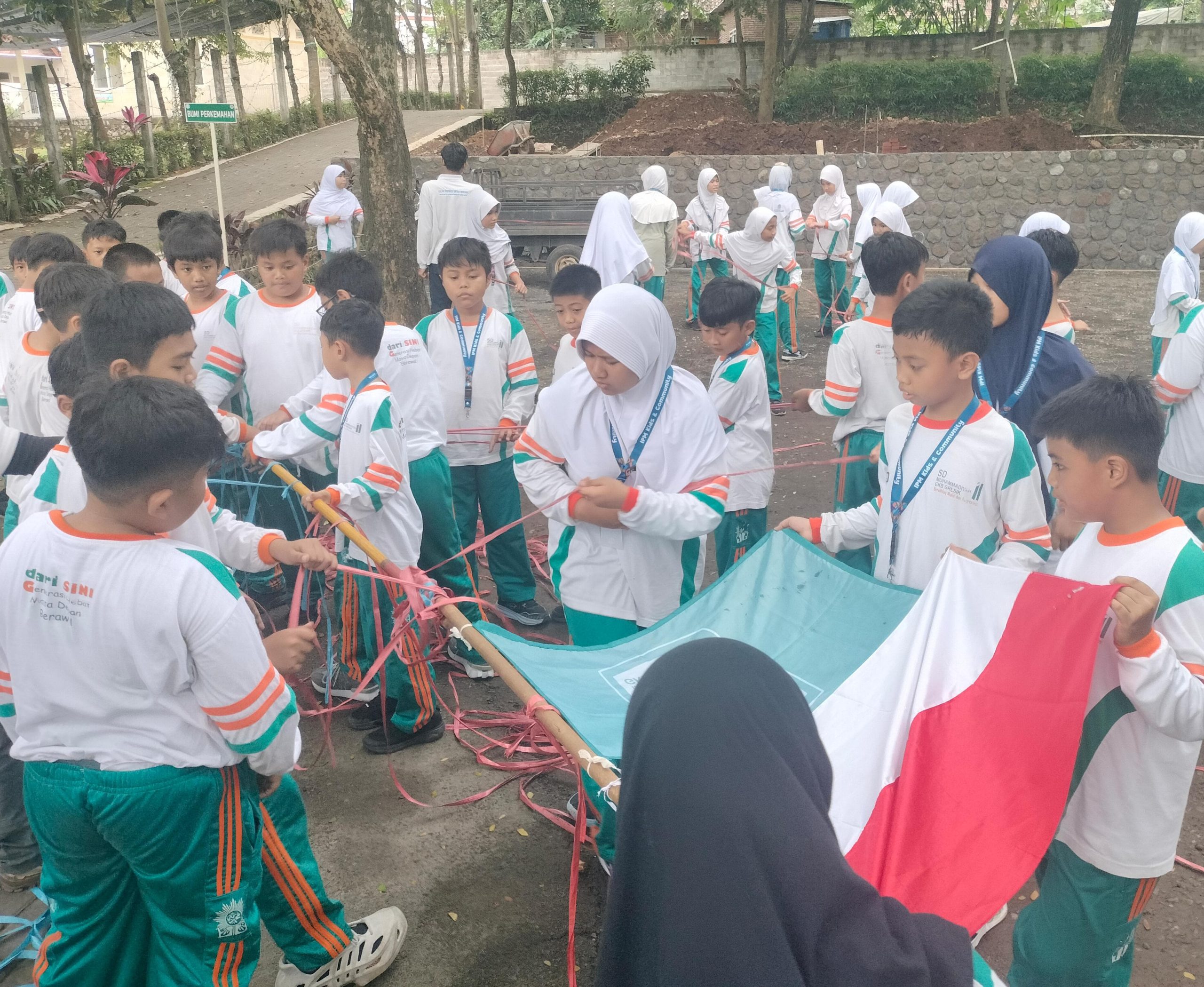 Leadership Adventure IPM Kids Mugeb di Telogo Sewu menempa kepemimpinan, kerja sama, dan ketangguhan siswa melalui permainan menantang berbasis karakter dan kebersamaan.