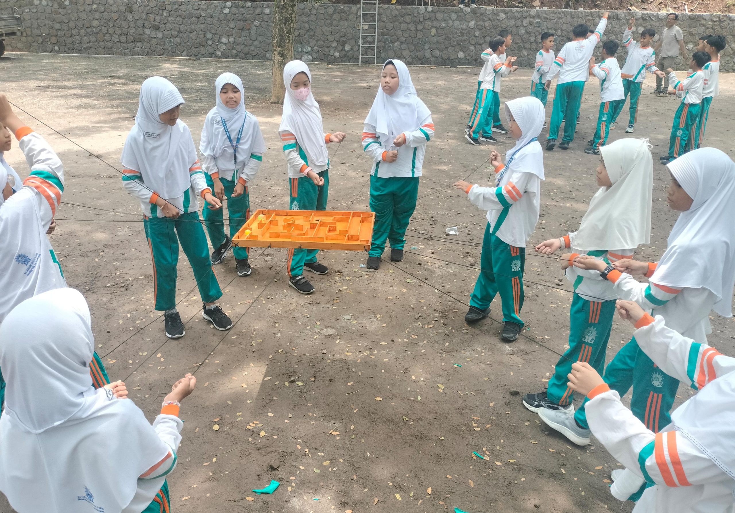 Leadership Adventure IPM Kids Mugeb di Telogo Sewu menempa kepemimpinan, kerja sama, dan ketangguhan siswa melalui permainan menantang berbasis karakter dan kebersamaan.