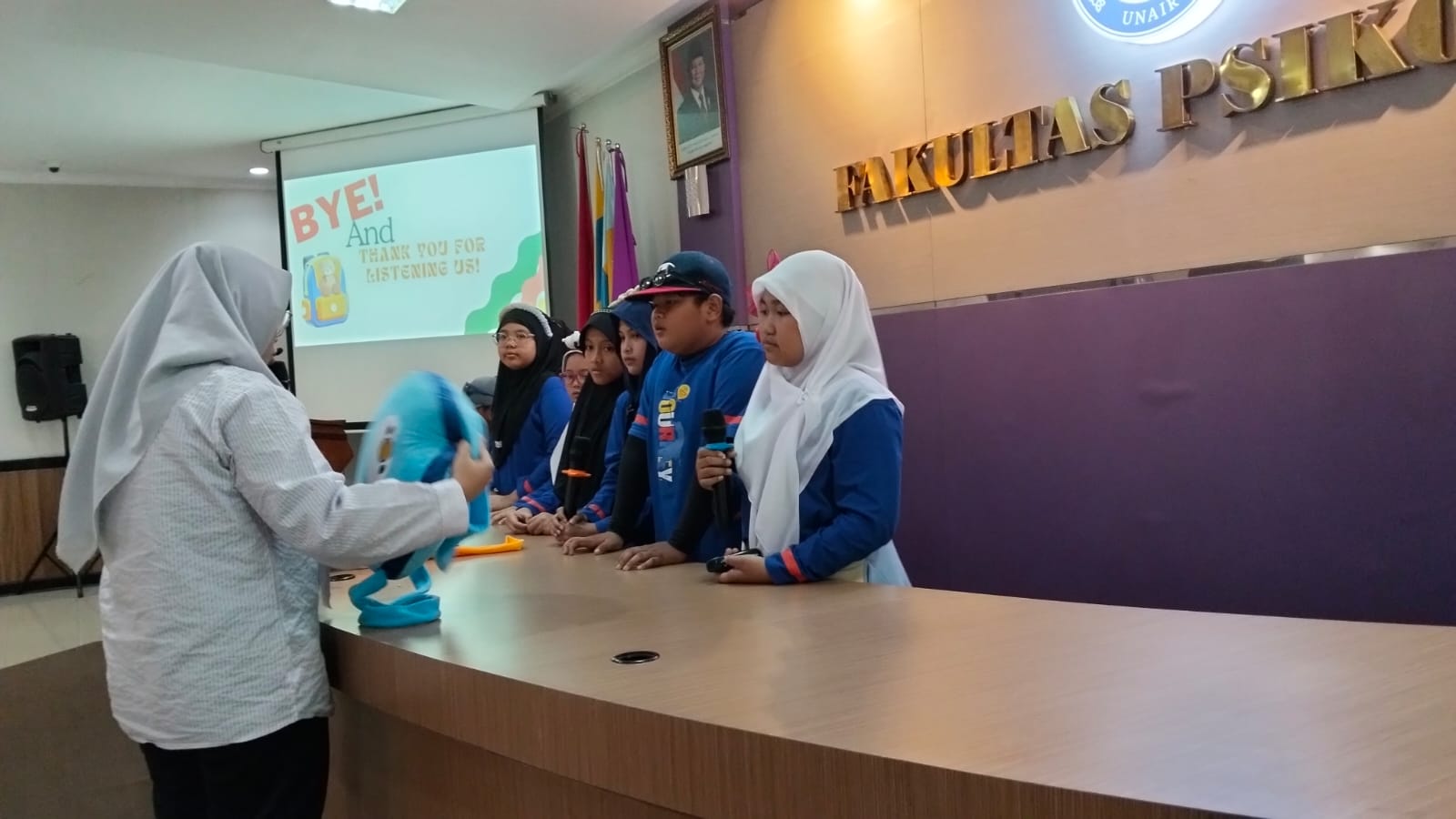 Ujian Tugas Akhir di Unair, Siswa Sekolah Kreatif Baratajaya Uji Karya Riset dan Proyek