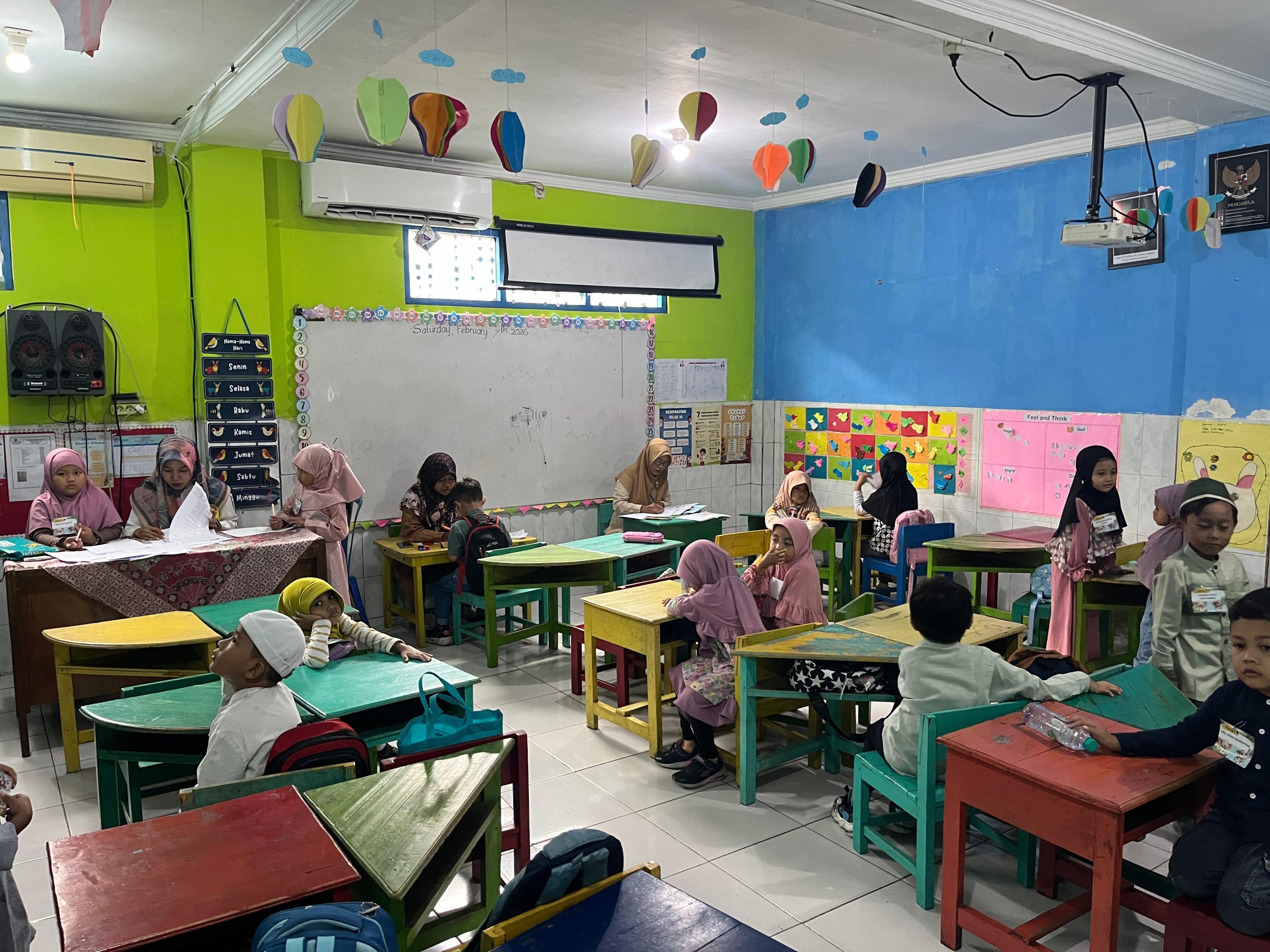 SD Muhammadiyah 1 & 2 Taman menghadirkan konsep unik melalui pengenalan satwa, cosplay guru, dan sesi parenting psikologis guna memetakan bakat serta minat ratusan siswa baru.