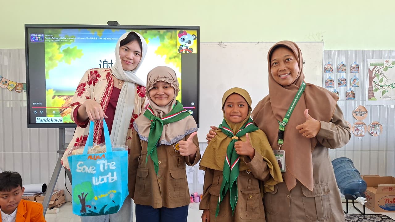 Pertukaran Budaya di SD Almadany, Siswa Belajar Mandarin dari Penutur Asli