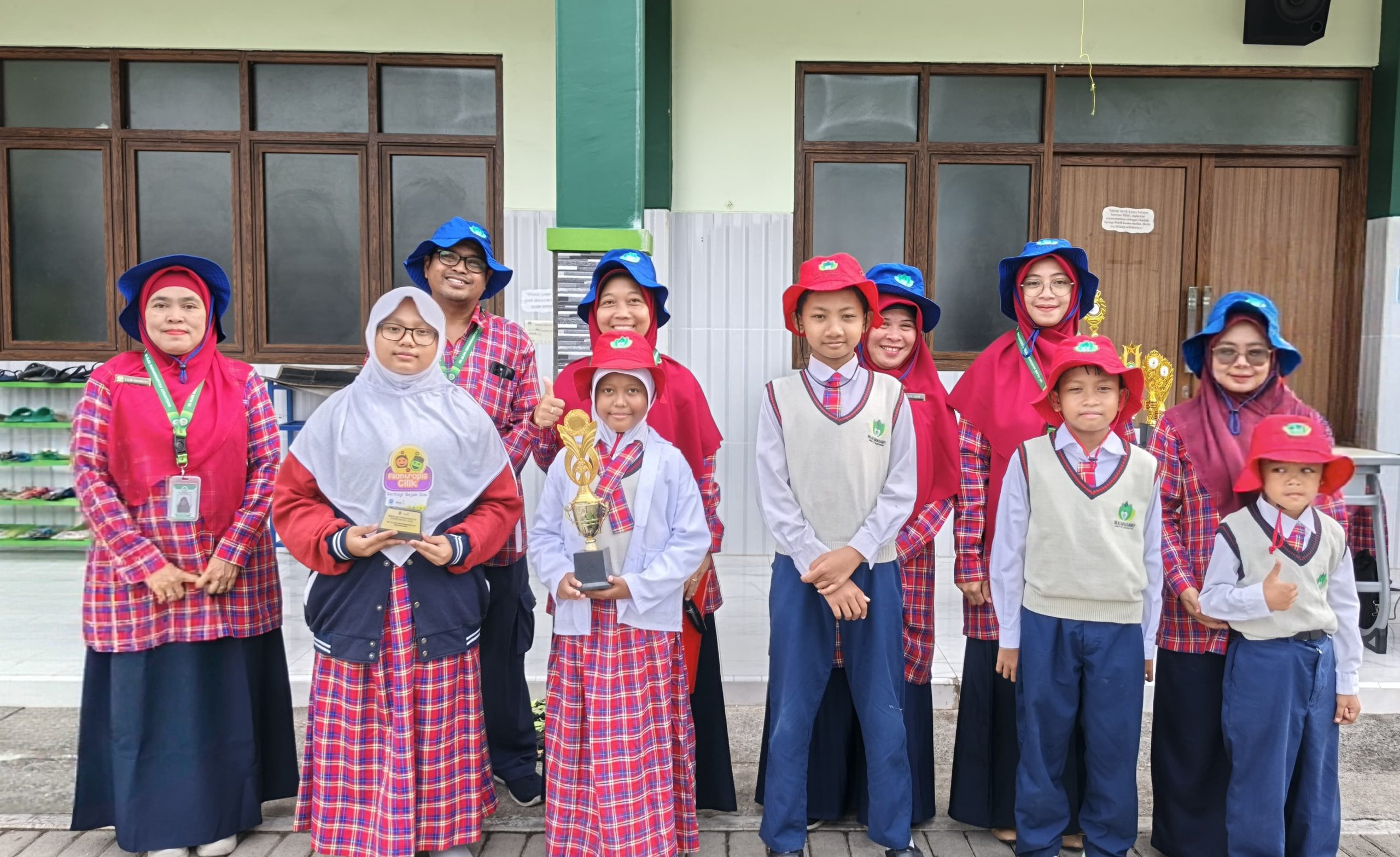 Menjemput Ramadan dengan Kepedulian, SD Almadany Setor Infak Filantropis